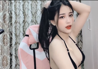 Xem bé kaa mi môi đỏ má hồng show vú